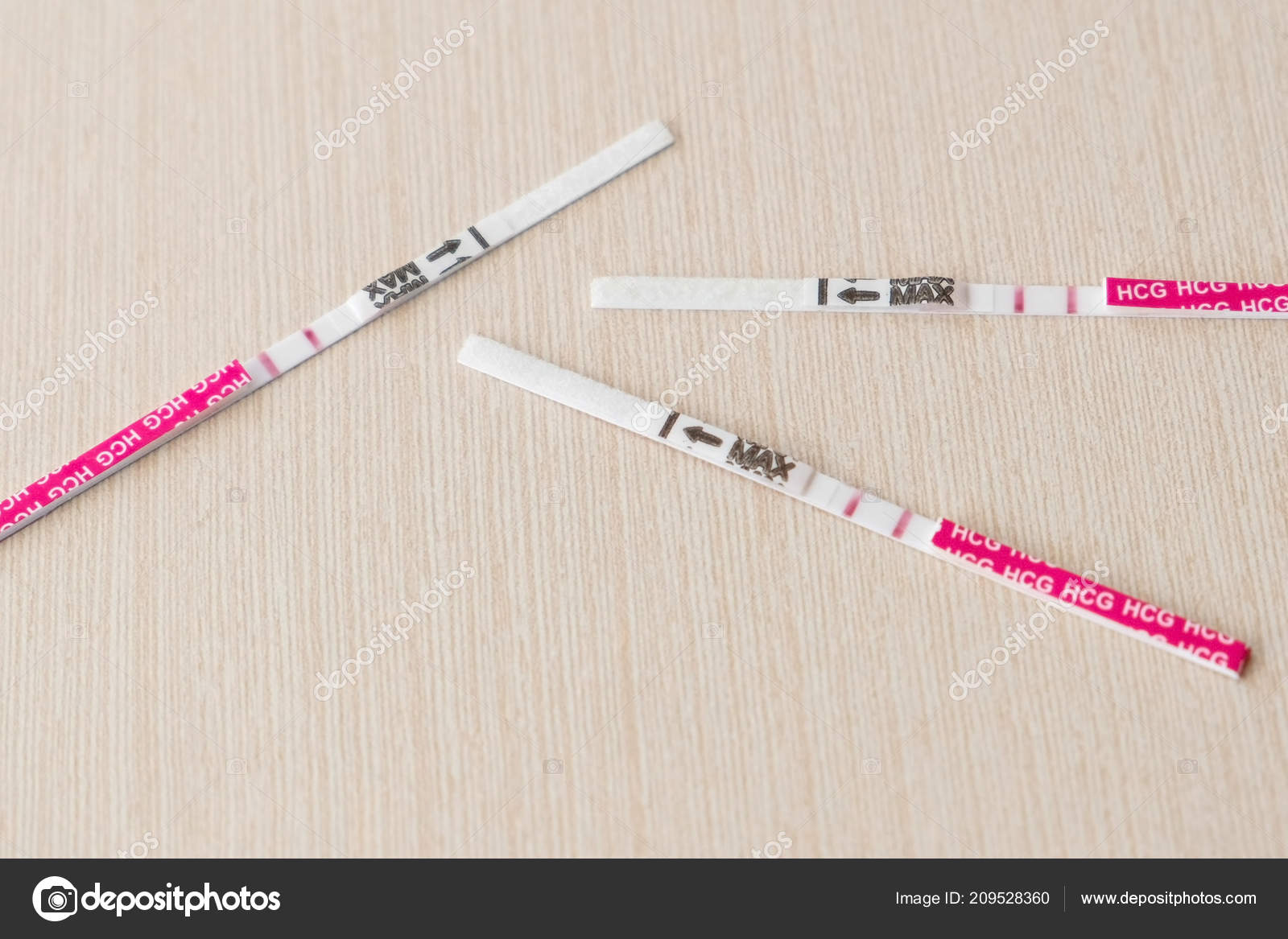 Тест на беременность на столе. Тест на беременность 2 полоски. Тест на беременность розовый. Тест с двумя полосками. Три теста на беременность.